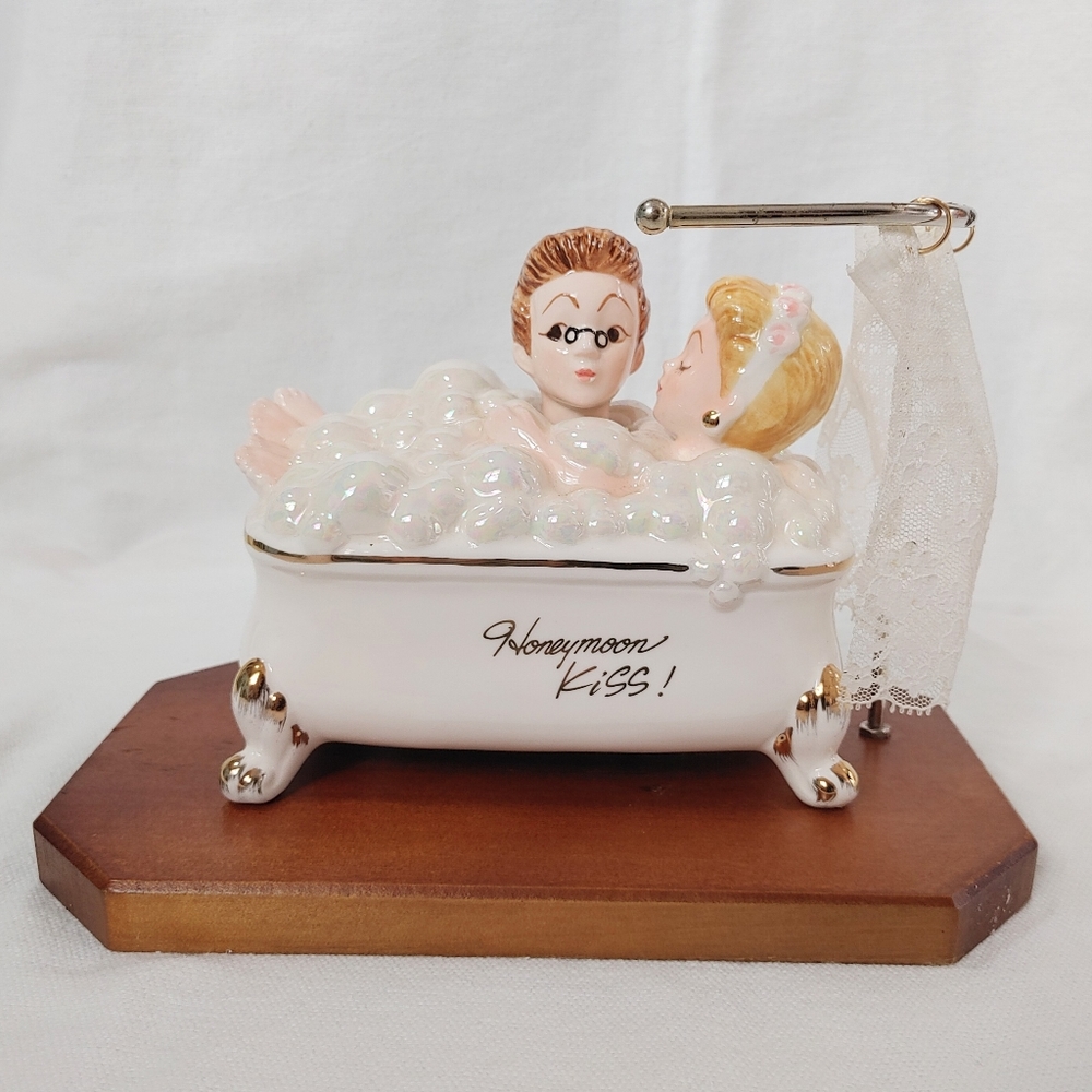 Honeymoon Kiss Couple In The Bathtub Music Box